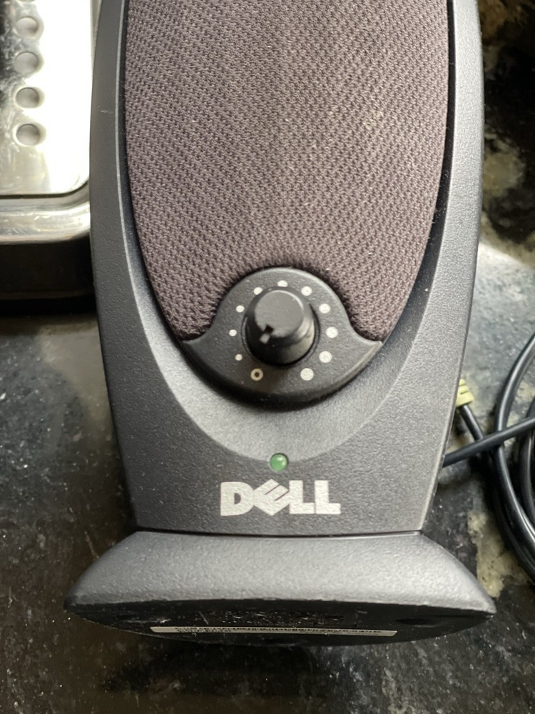 SET OF COMPUTER SPEAKERS DELL & HARMON KARDON