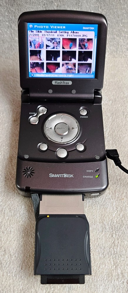 FlashTrax ~ FTX20 SmartDisk Digital Multimedia Storage & Player BUNDLE
