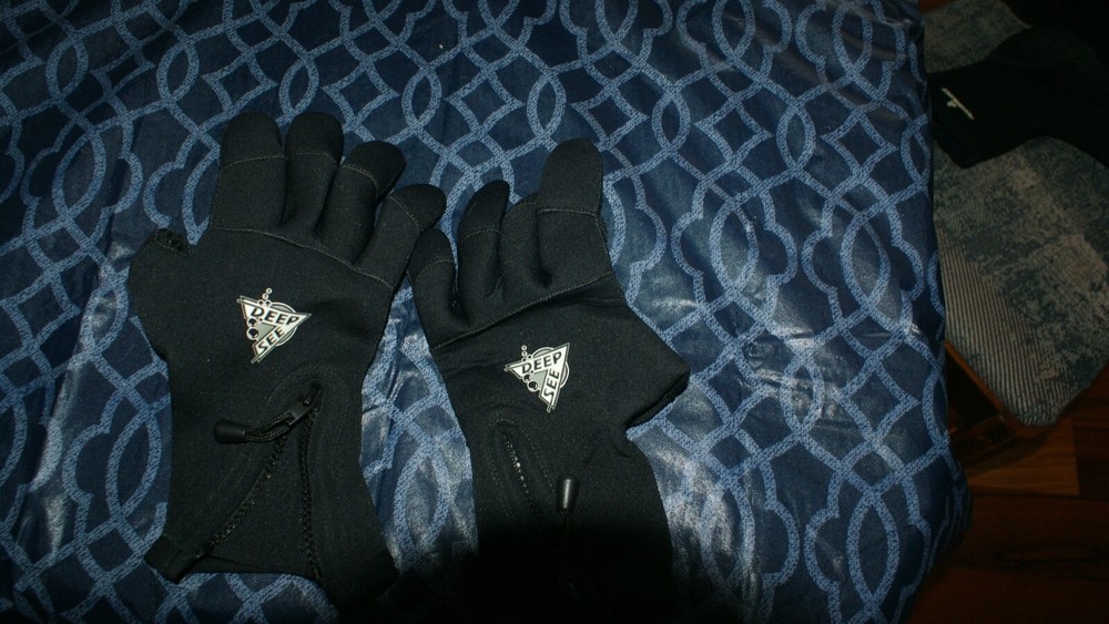 Diving gloves
