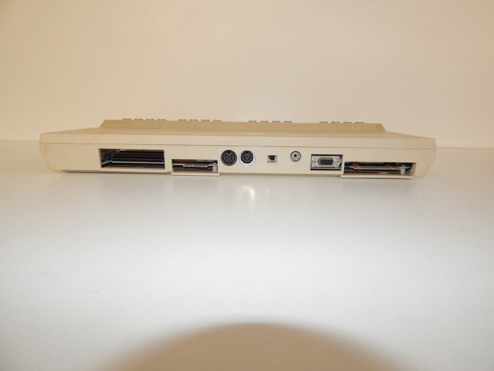 ^^ COMMODORE 128 VINTAGE PERSONAL COMPUTER IN BOX (WMN24)