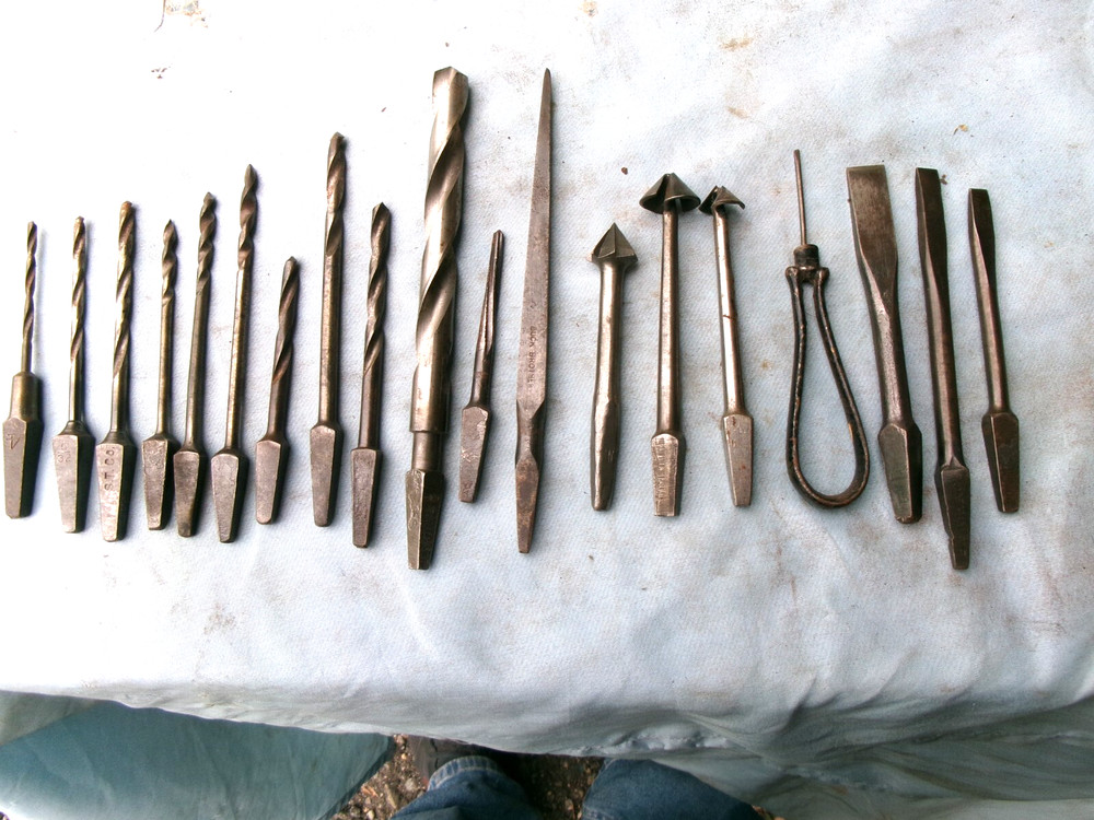 LOT OF 19 ASSORTED TWIST DRILL BITS - COUNTERSINKS - SCREWDRIVER BITS + MORE