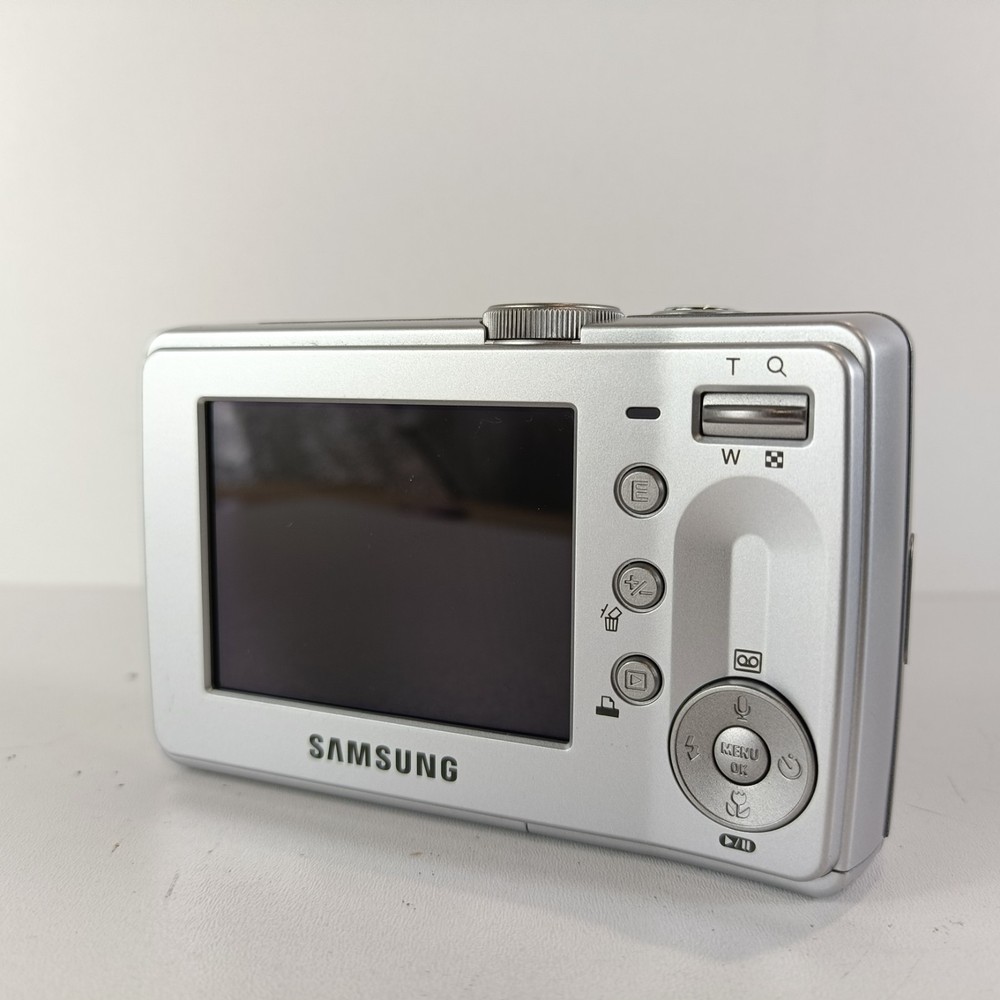 Samsung Digimax D75 7.2MP Digital Camera - Silver - Compact Digital Camera