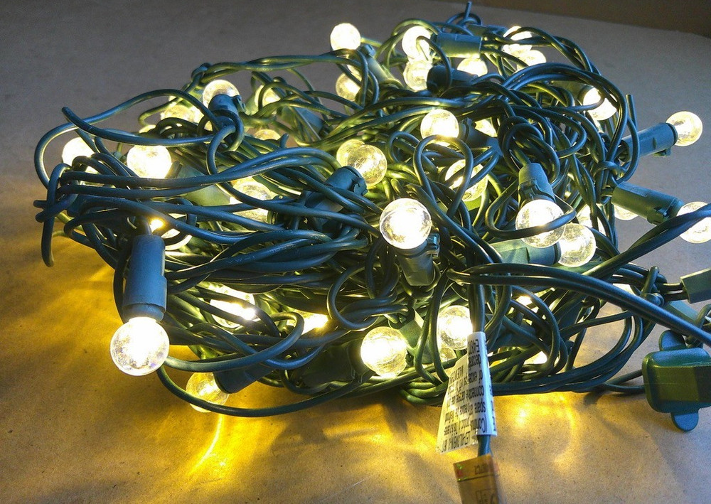 PHILIPS 90 Sphere LED Net Lights Green Wire Warm White