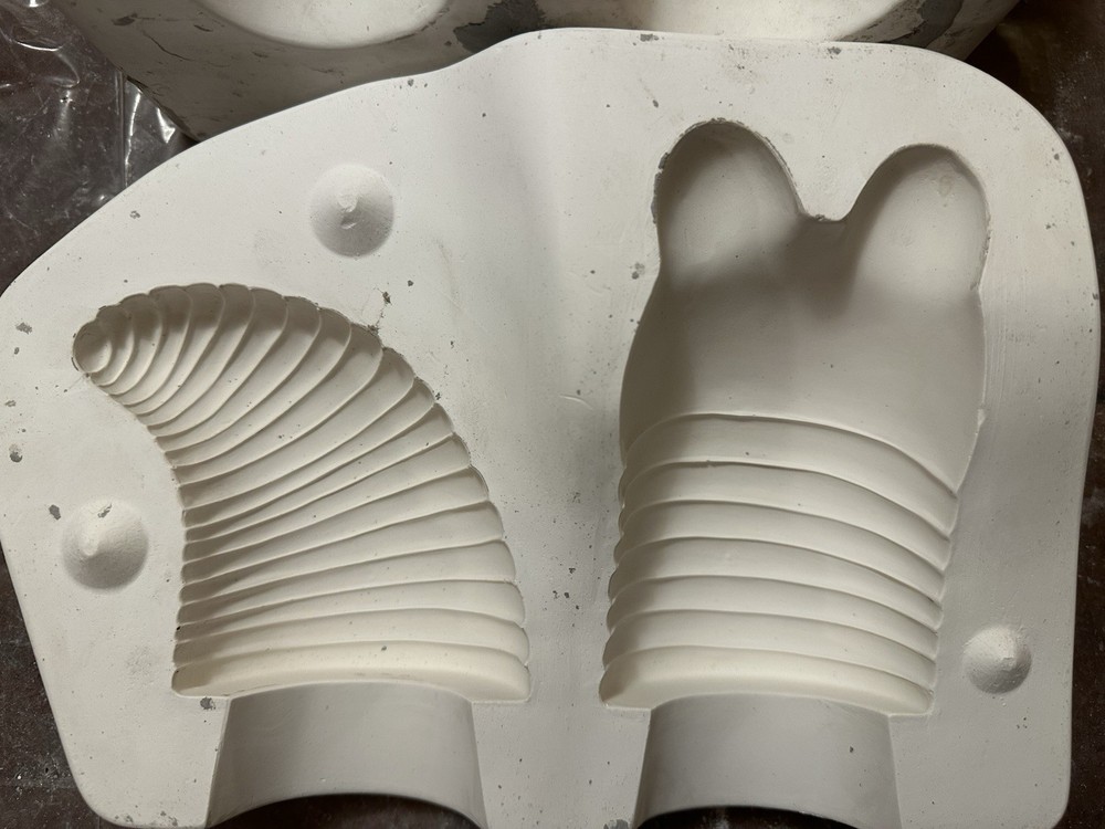 (#2) Clay Magic Inc 2009 Medium Worm Head And Tail 3138 Slip Mold