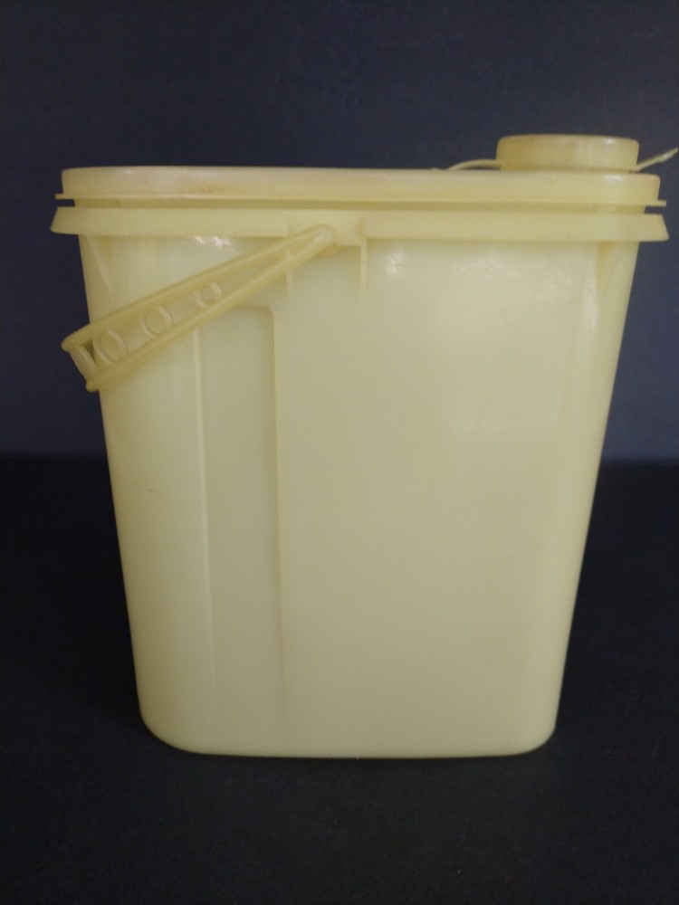 Vintage Tupperware 587 2 Qt Beverage Buddy Drink Pitcher Yellow