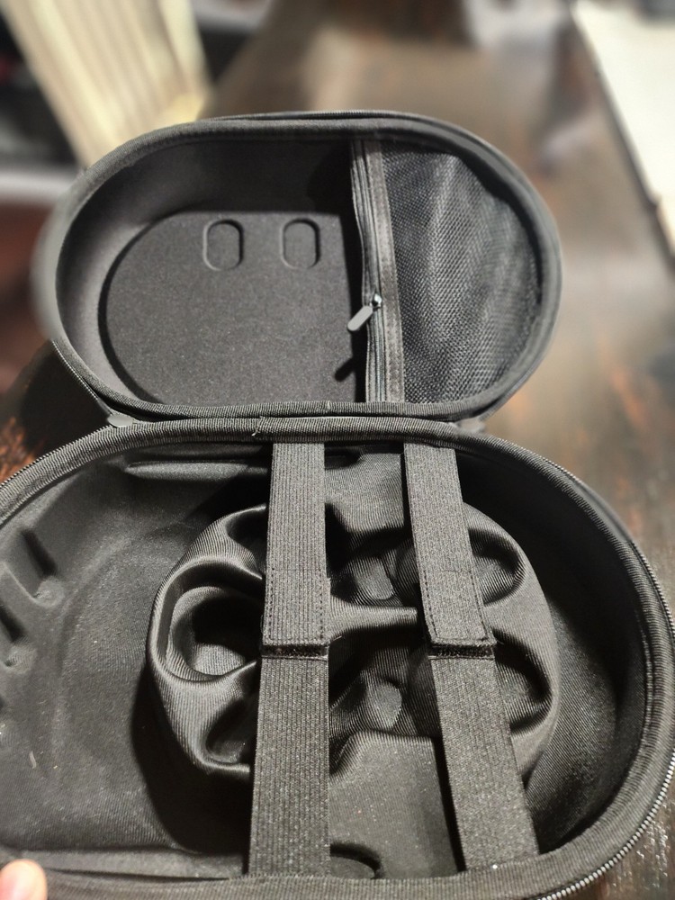 Oculus 3 Accessory Set: Case, Skins, And Charger Base