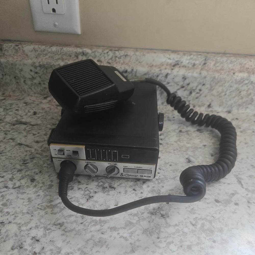 COBRA 19 PLUS CB RADIO + MICROPHONE   tested