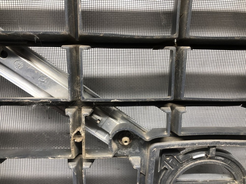 2003-2017 Volvo VNL Grille - Used