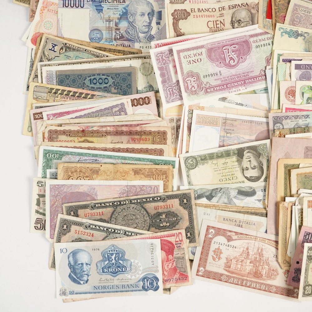 194x Assorted World/Foreign Bank Notes 30562