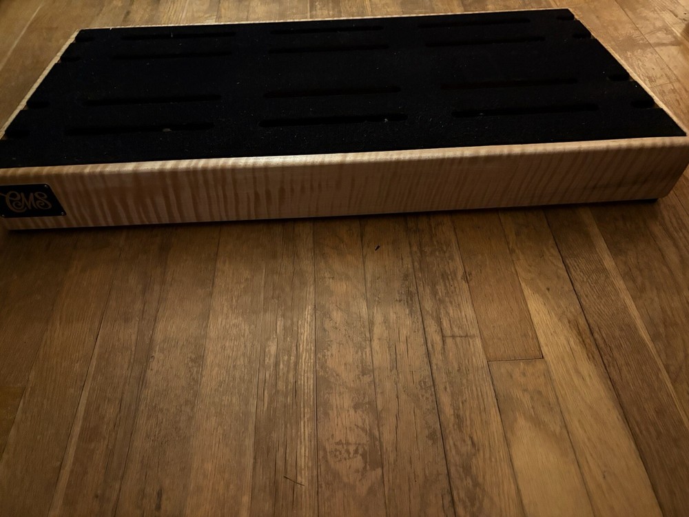 Custom 16 power channel pedal board