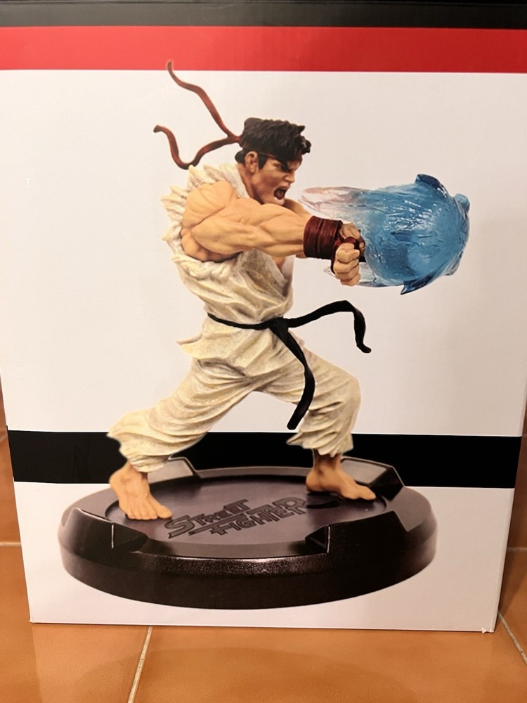 STREET FIGHTER:RYU Deluxe Light Up Statue!