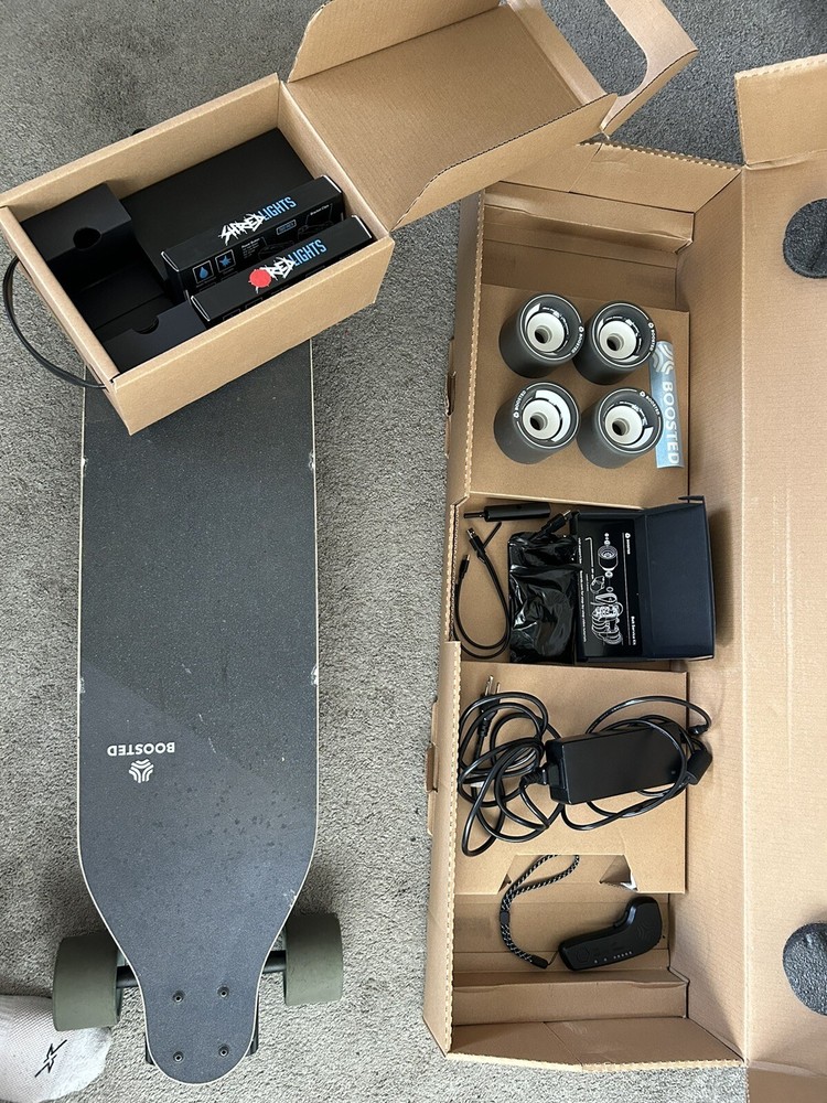 Stealth Electric Boosted Skaeboard