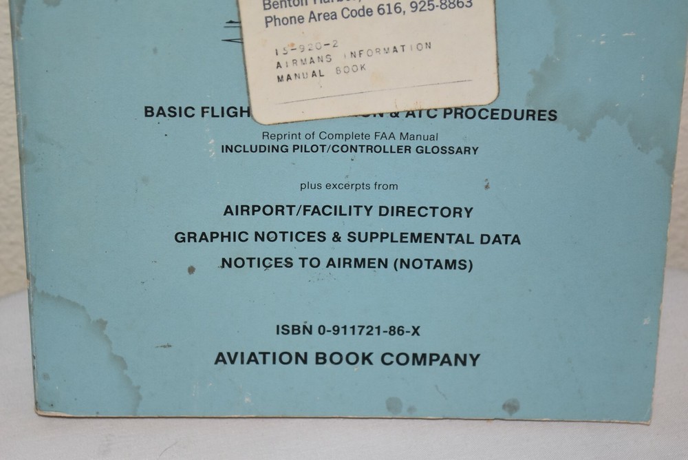 Vintage 1981 AIRMAN'S INFORMATION MANUAL BASIC FLIGHT Info Airplanes Aviation