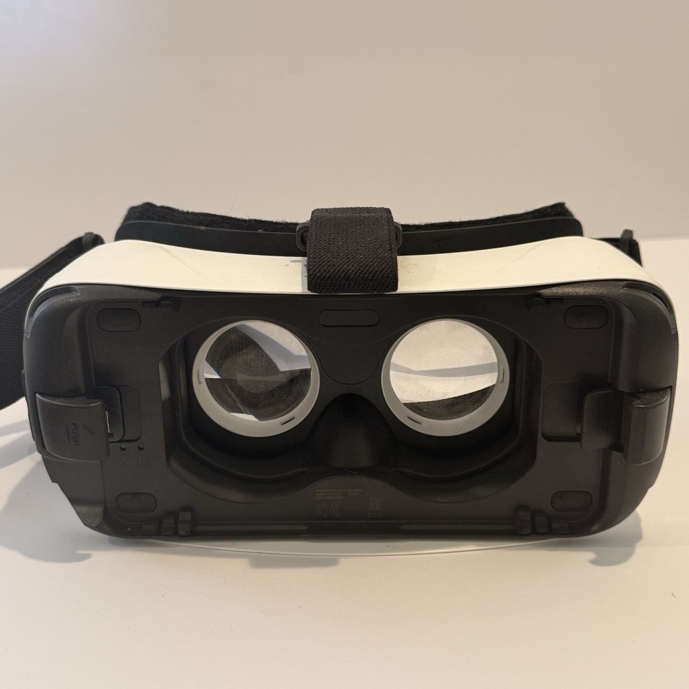 Samsung | Gear VR | Powered by Oculus | Virtual Reality Headset | SM-R322