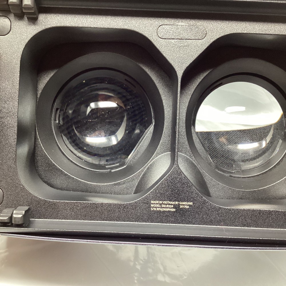 Samsung Gear VR With Controller Powered By Oculus