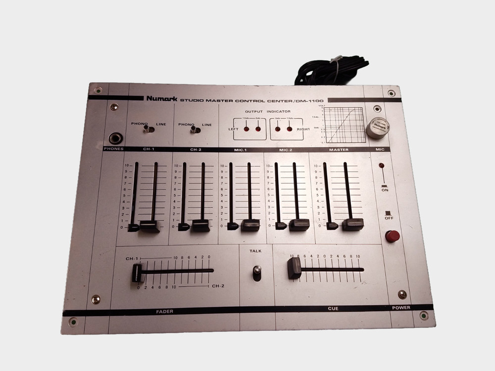 Numark Studio Master Control Center DM-1100 - powers on
