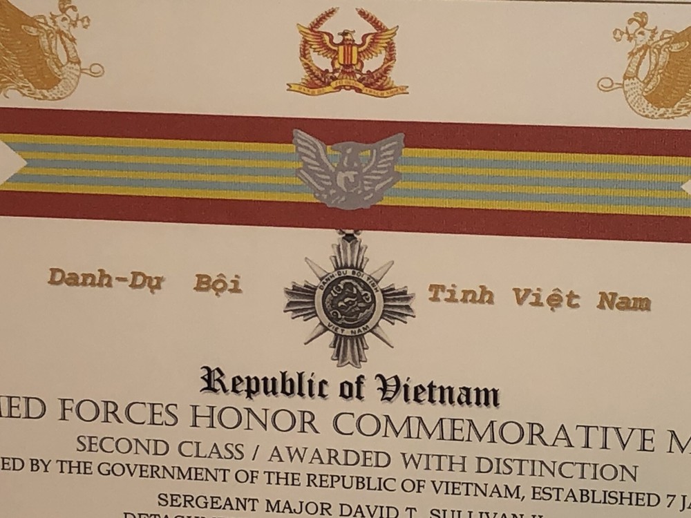 VIETNAM ARMED FORCES HONOR COMMEMORATIVE MEDAL /2nd Class w-Device ~ Certificate