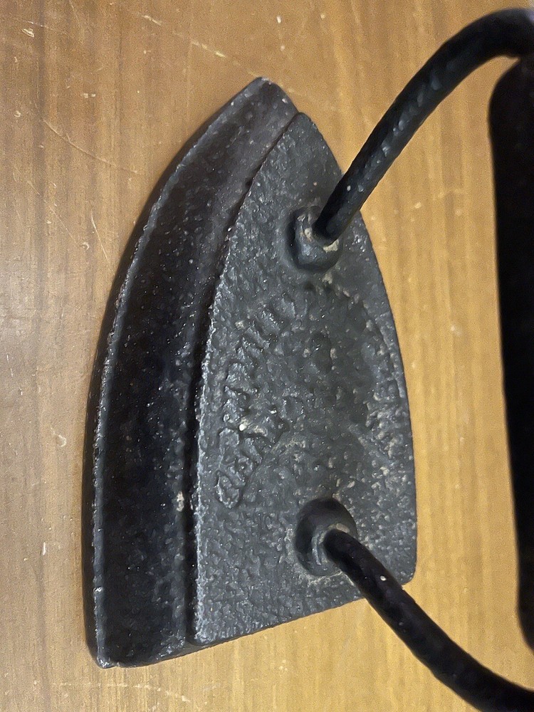 Vintage Sad Cast Iron Flat Iron. Iron Vintage