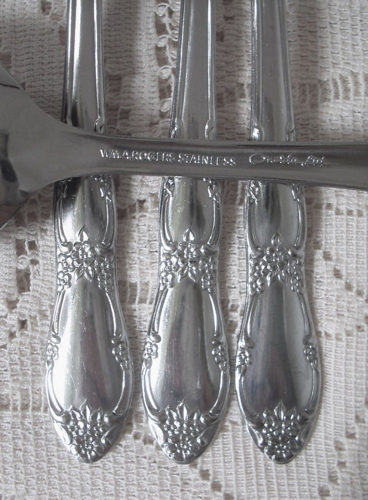 WM A ROGERS / ONEIDA 12 Soup Spoons FENWAY