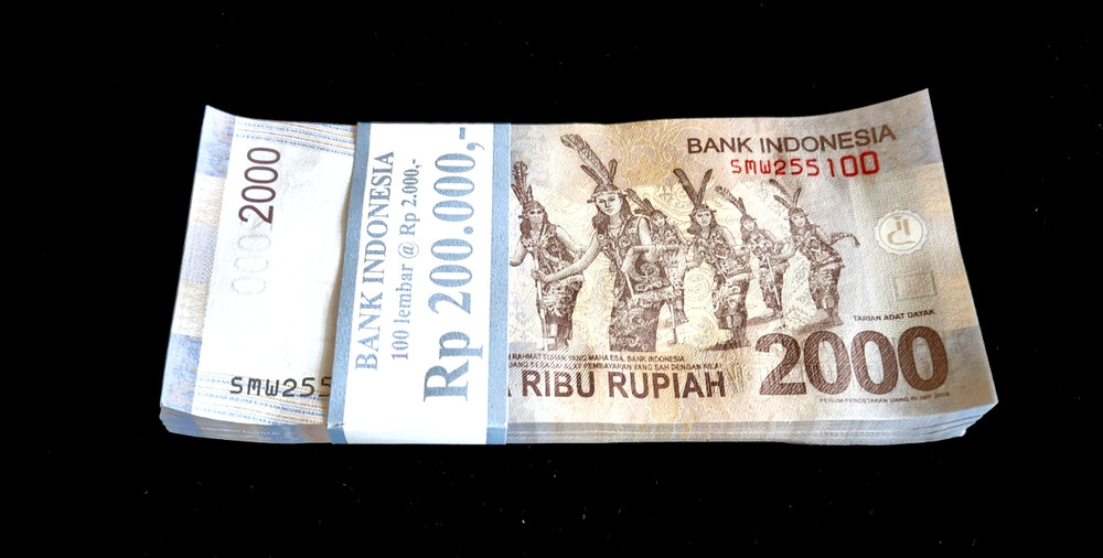 100 x Indonesia 2000 Rupiah banknotes / P-148 / 2014 Uncirculated bundle
