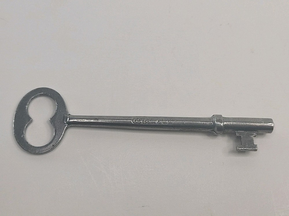 Vintage R&E Mfg Co Skeleton Key Solid Steel