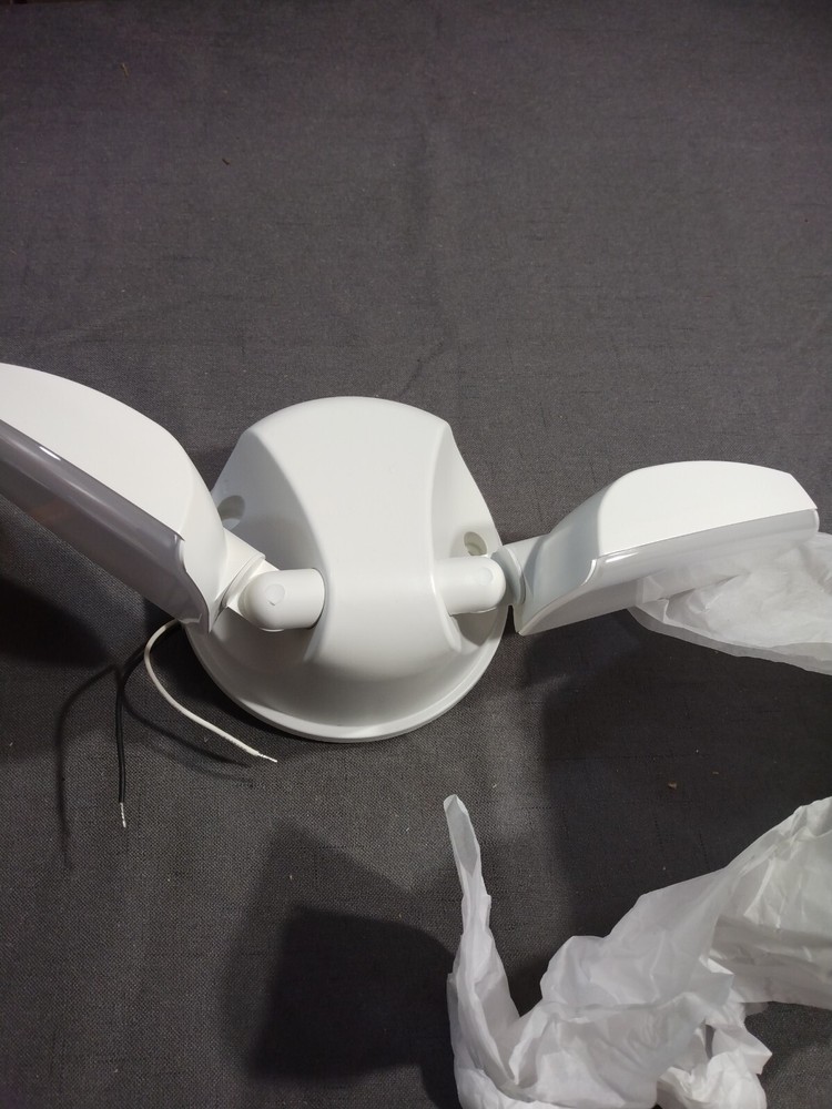 Cooper Lighting ESF1A4FW 2hd LED WHT FLD Lite - Quantity 1