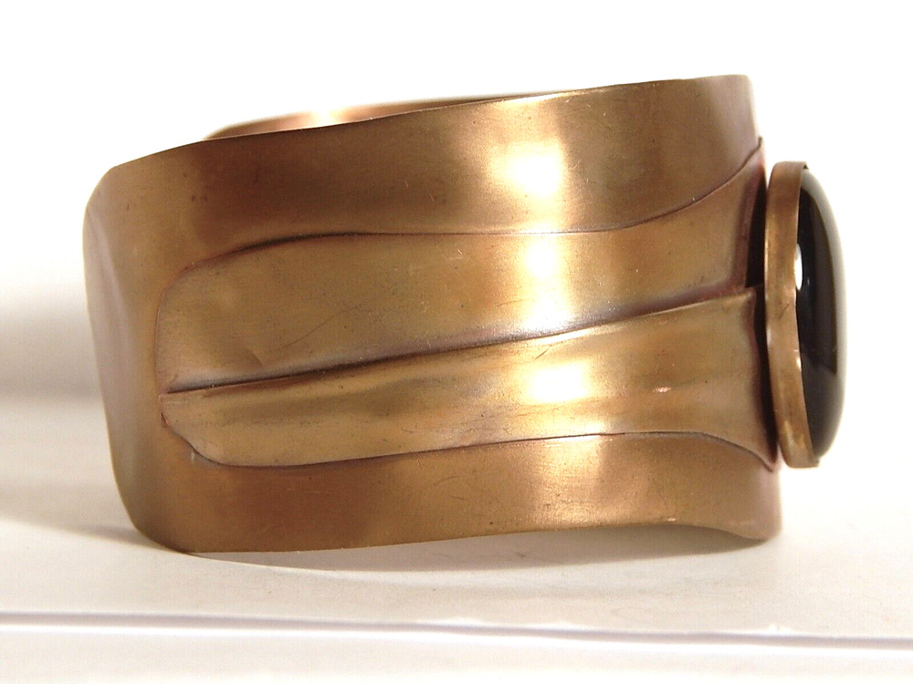 WIDE VINT BRASS CUFF ONYX OVAL CAB OVERLAY BRACELET