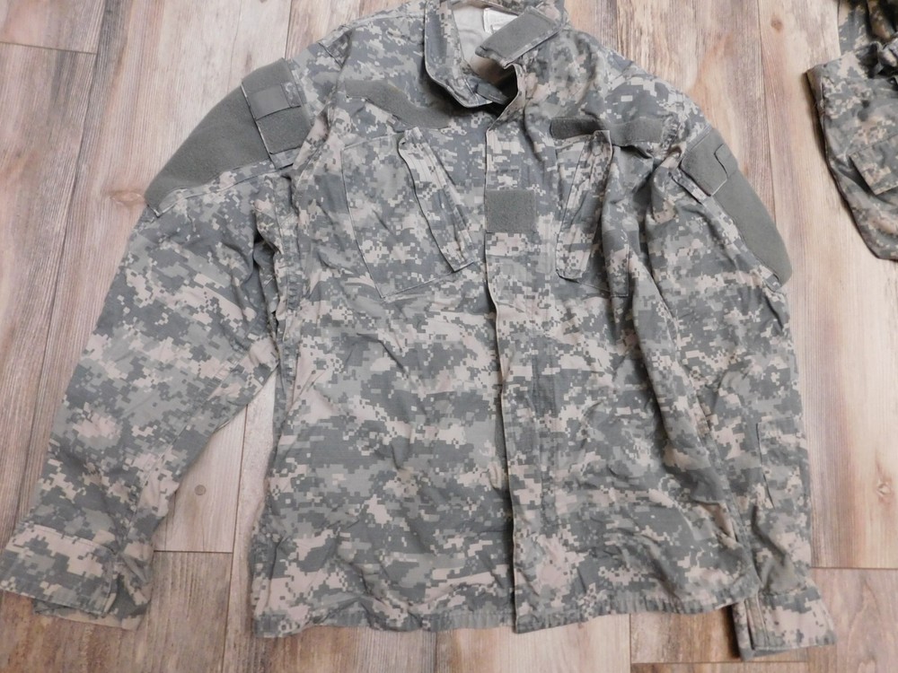 US MILITARY ARMY  ACU TOP COAT SIZE SMALL-REGULAR