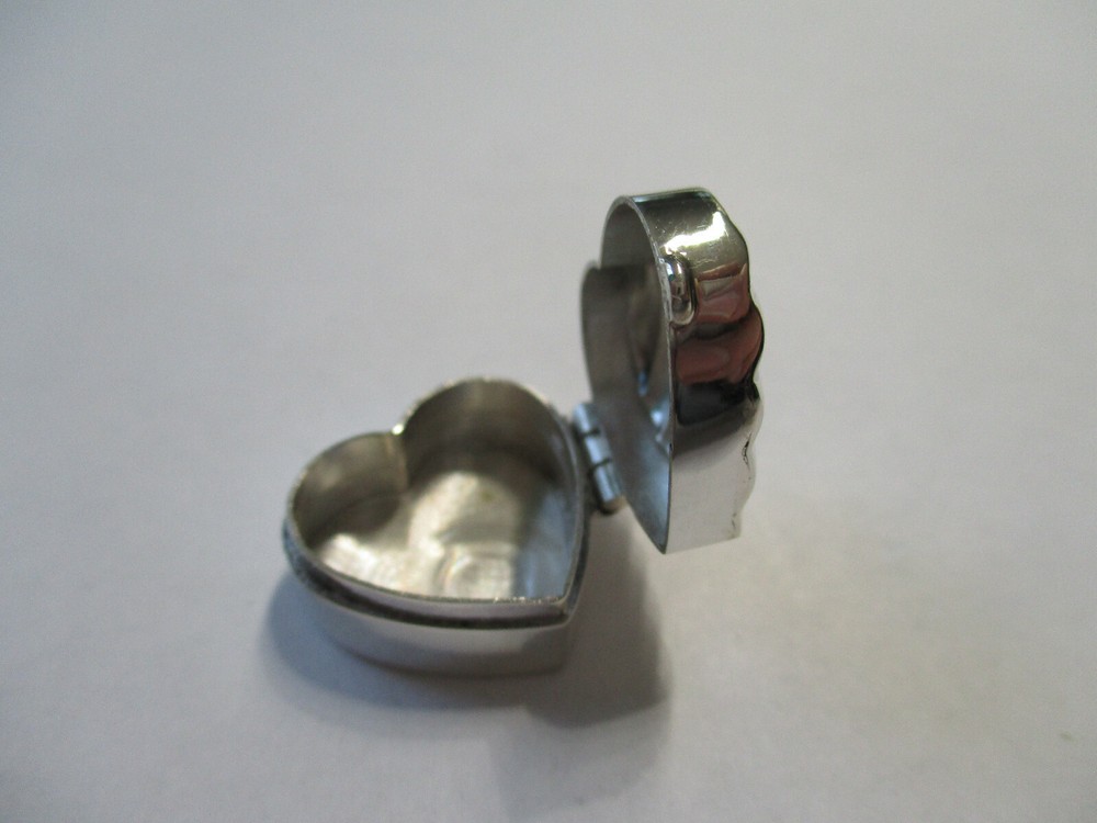 Sterling silver pill box heart shape shell style design small size 3/4 inch wide