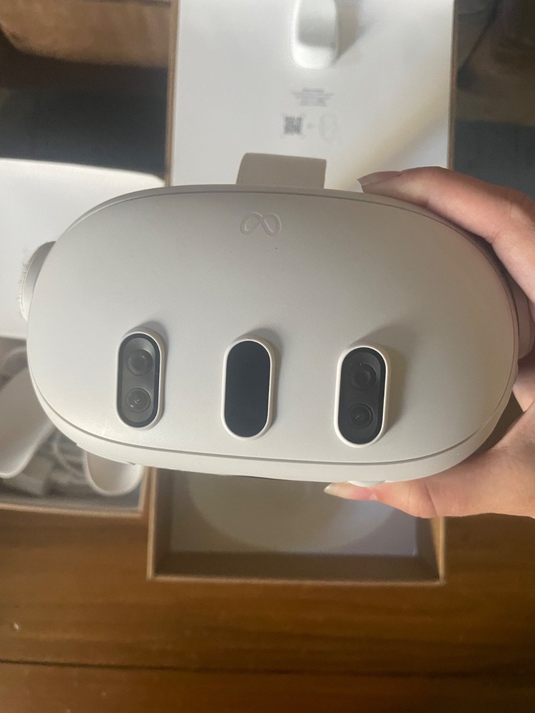 Meta quest 3 512gb White vr headset bundle with extra charging pieces