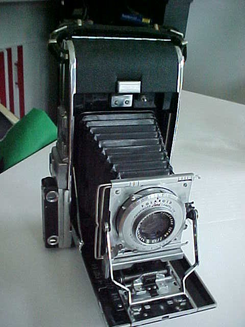 Polaroid Pathfinder camera (bx 98)