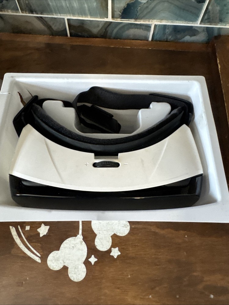 Samsung Gear VR Powered by Oculus - Untested