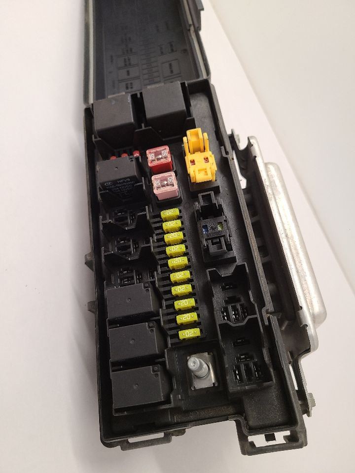 2009-2010 JEEP COMMANDER Power Supply Includes Fuse Box 4692214AA