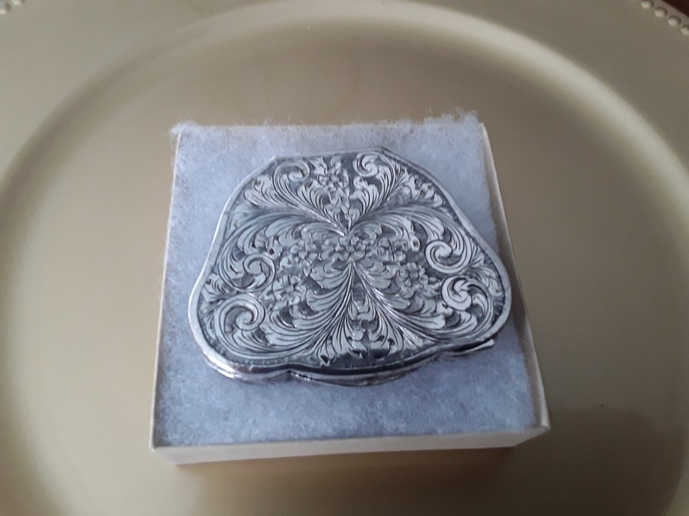 800 silver powder Case With Beautiful Flowers Design
