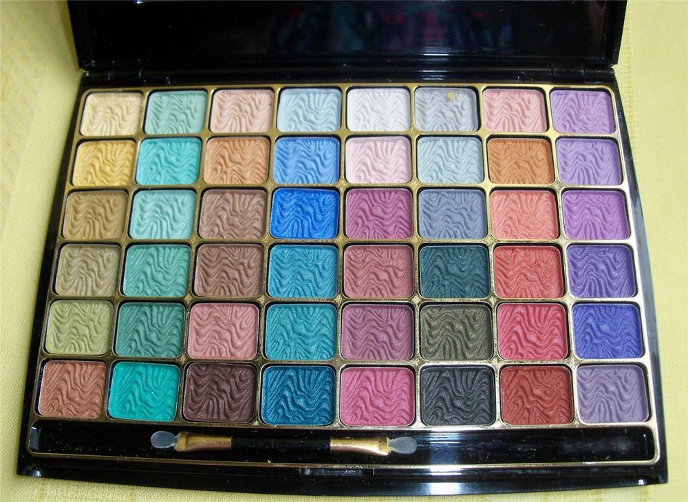 RICH'S EYE SHADOW COLLECTION  NEW IN BLACK  PLASTIC BOX