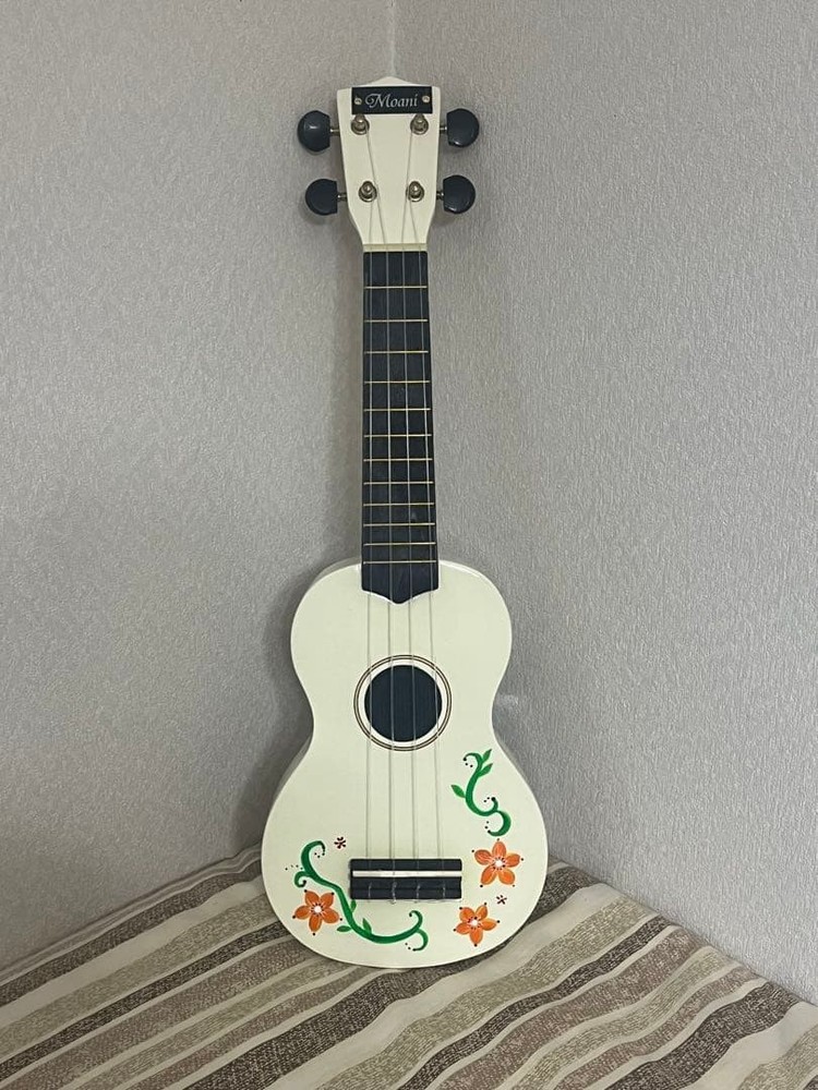 Moani ukulele white
