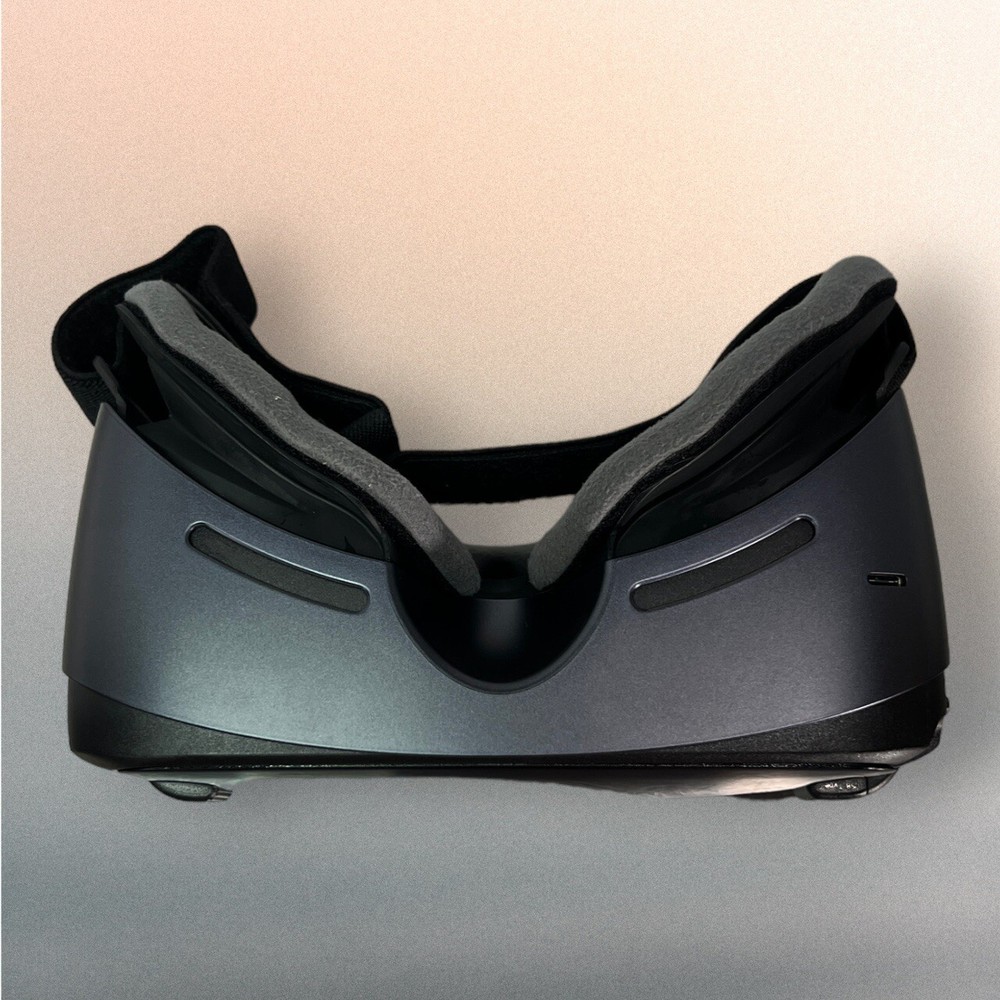 Samsung Gear VR Powered By Oculus Virtual Headset W/Controller SM-R324