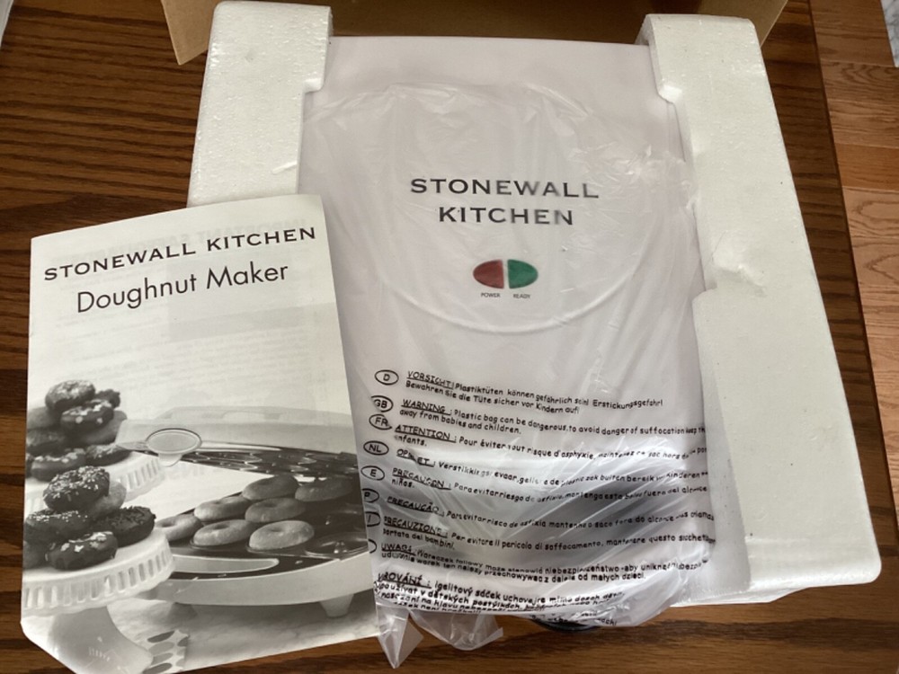 Stonewall Kitchen Electric Doughnut Maker NEW IN BOX
