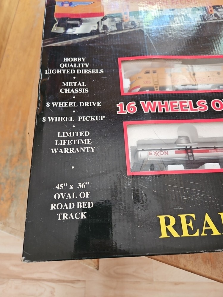 Model Power HO Double Diesel 200 Pc Train Set 1042 NEW IN BOX
