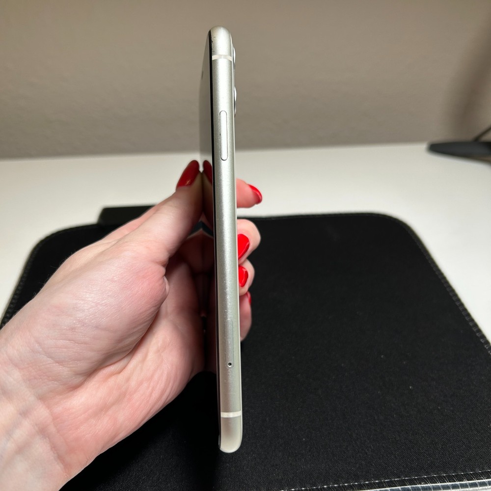 Apple iPhone 11 - 64 GB - White Unlocked READ DESCRIPTION