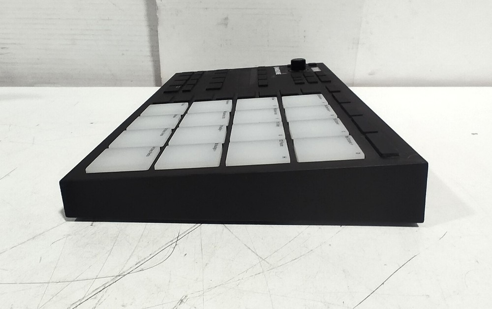 Native Instruments Maschine Mikro MK3 Compact USB Groove Production Controller