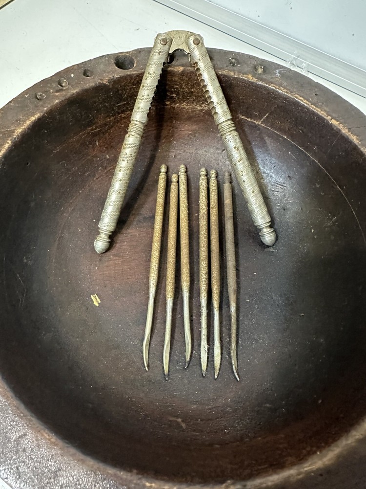 VINTAGE RUSTIC 7.5" NUTCRACKER WITH NUT CRACKER AND 6 PICKS