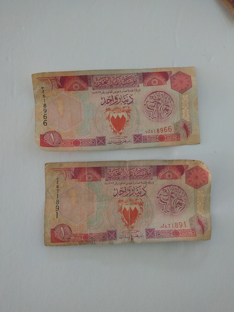 2 Bahrain One Dinar Banknotes