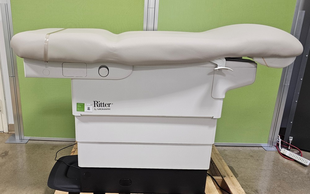 Midmark 224 Exam Table