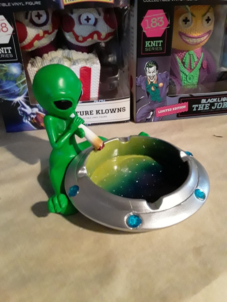 Green Alien Smoking on Flying Saucer Ashtray!