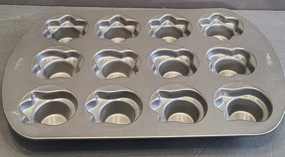 Wilton 12 Flowers Muffins Cupcakes Cake Pan