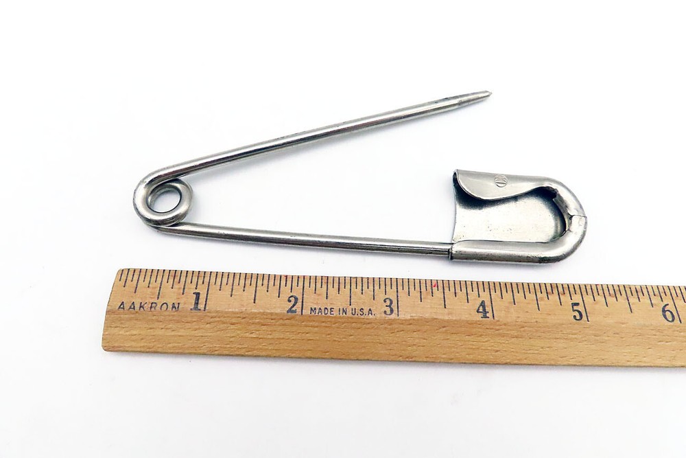 LARGE VINTAGE KI SAFETY PIN