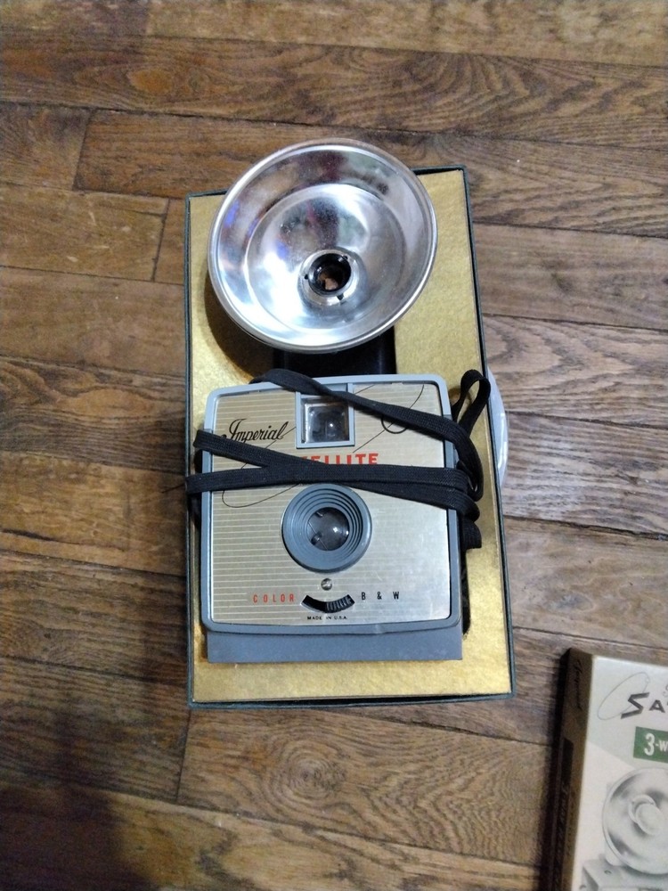 Vintage Imperial Satellite 127 Camera w/ Original Box UNTESTED