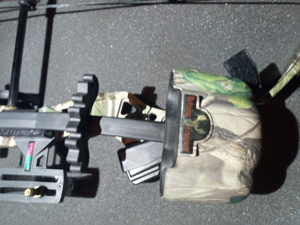 Buckmasters BTR Compound Bow Bundle - RH 29" 70lb - Plano Hard Case, Arrow