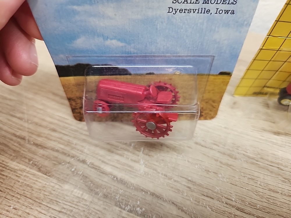 1/64 Group Of 2 Tractors Scale Models Plastic